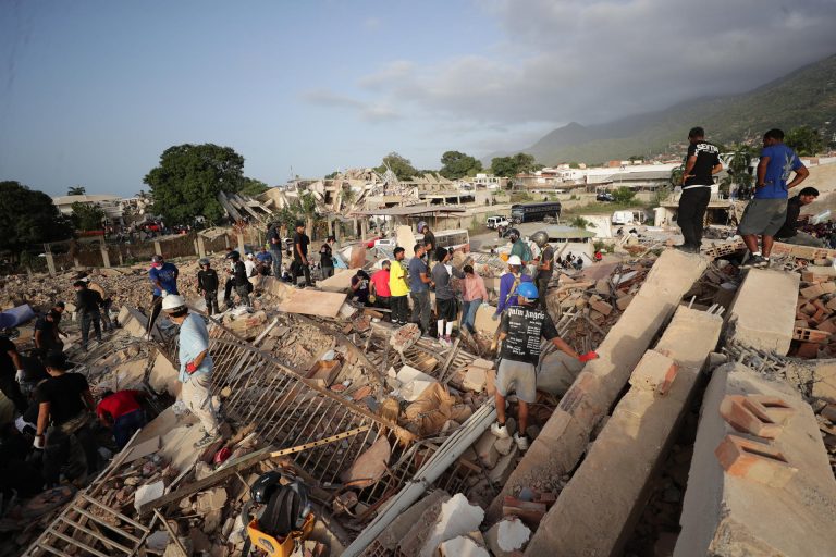 Venezuela afronta su tercer día de emergencia con ayuda internacional y casi mil muertes